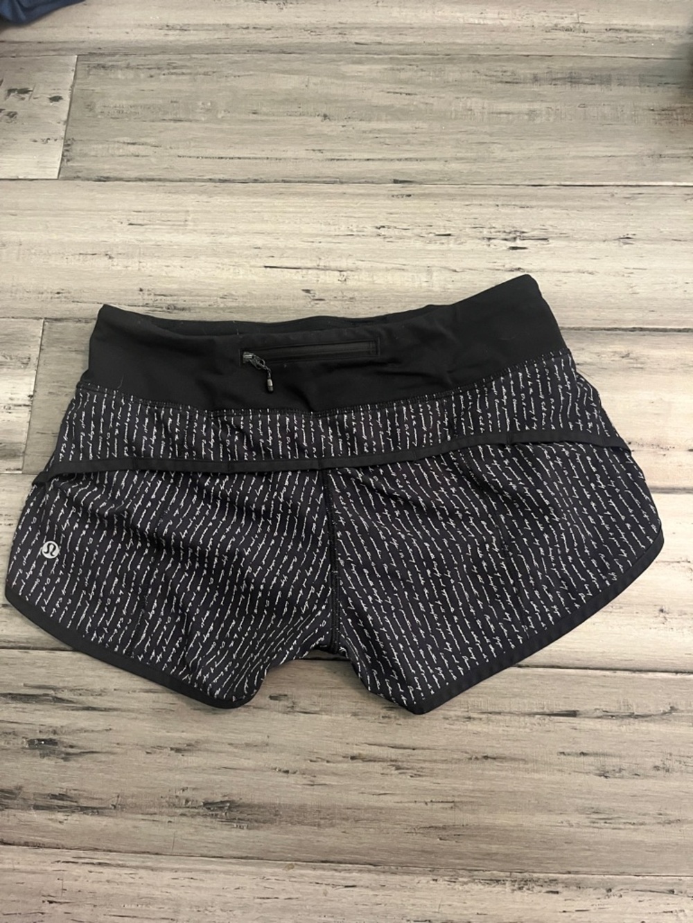 lululemon patterned speed up 2.5” inseam - Picture 2 of 3